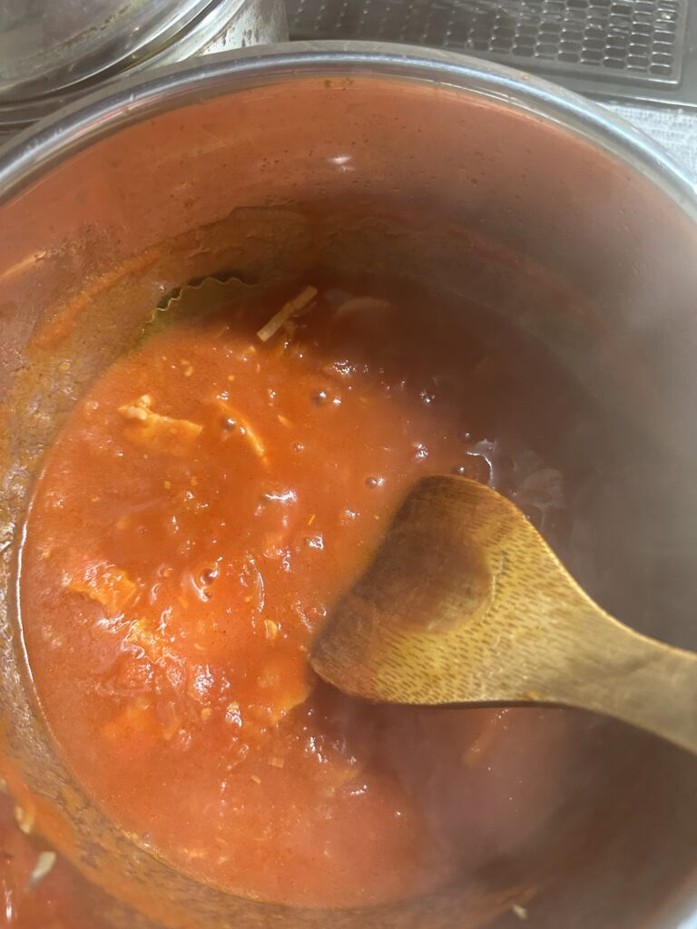 トマトソースを煮る