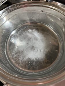 パスタを茹でる用の鍋に水と塩を入れた状態