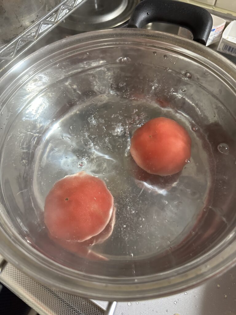 トマトをお湯に入れる