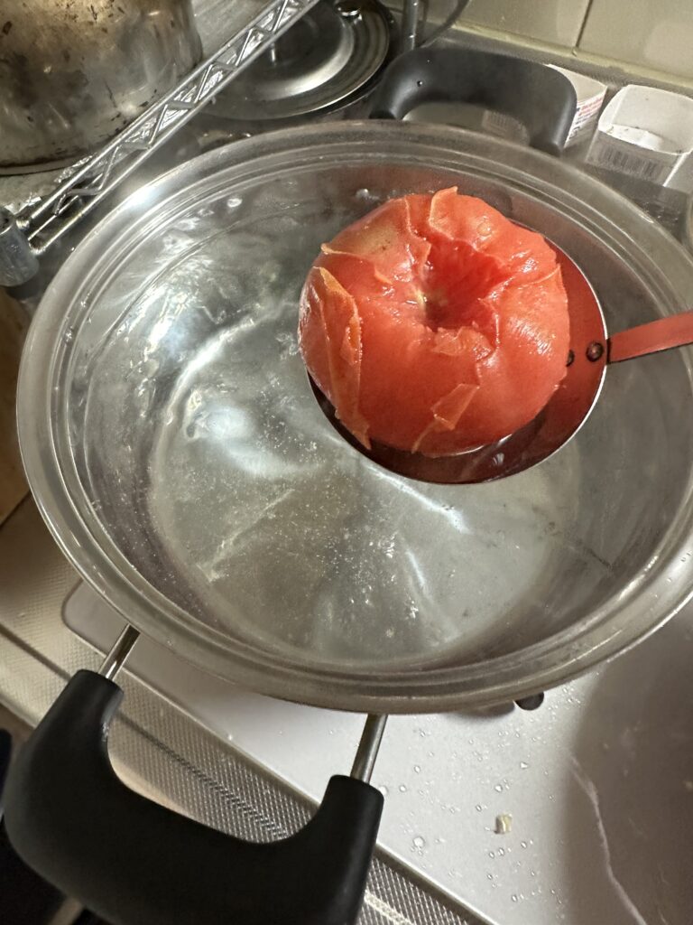 トマトをお湯からだし皮をむく