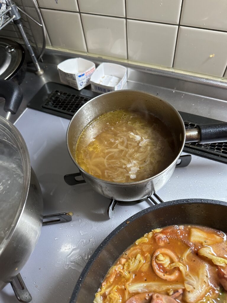 煮た状態のオニオンスープ