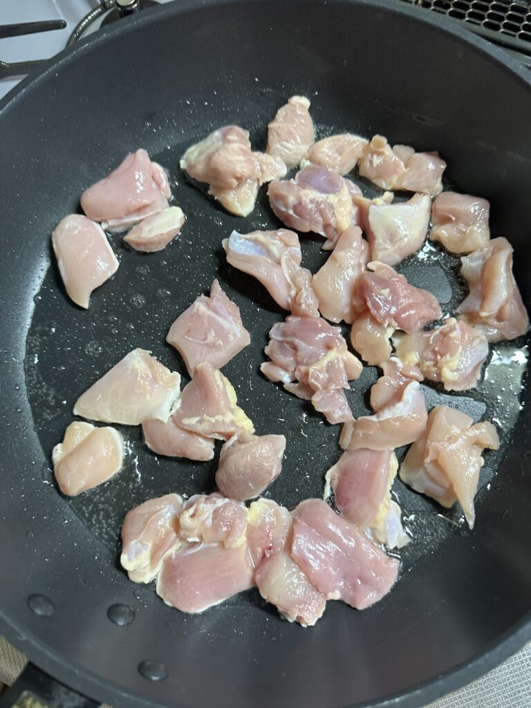 フライパンで鶏肉を炒める