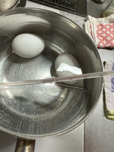 温泉卵を作っている