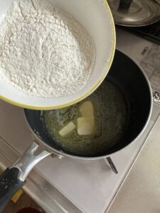バターと小麦粉を鍋に入れた写真