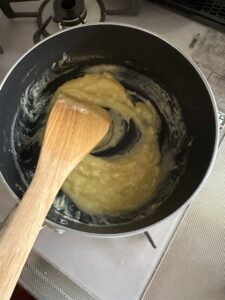 バターと小麦粉を炒めている写真