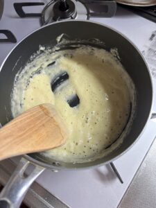 バターと小麦粉が白っぽくなった状態の写真