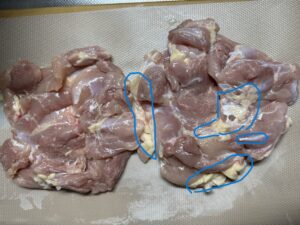 鶏もも肉のスジや脂を取り除く