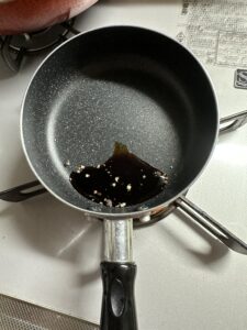 鍋に黒コショウとバルサミコ酢を入れた写真