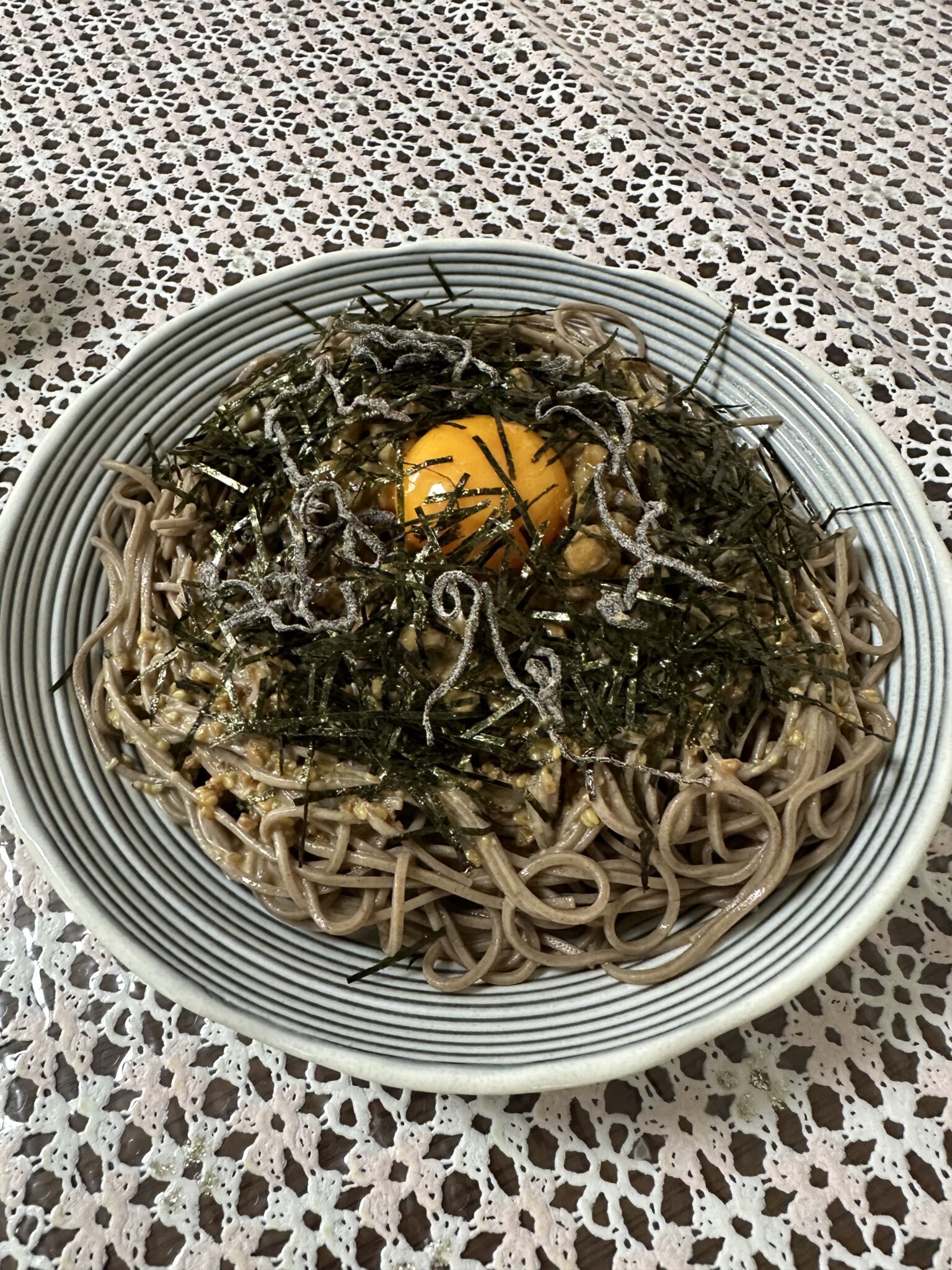 ゴマドレッシングと納豆の冷たいおそば