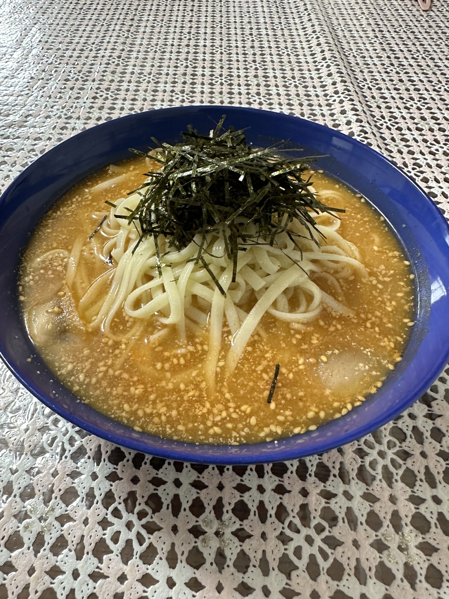 ごまと味噌の冷たいピリ辛うどん