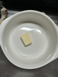 グラタン皿、耐熱皿の内側にバターを塗る前の写真