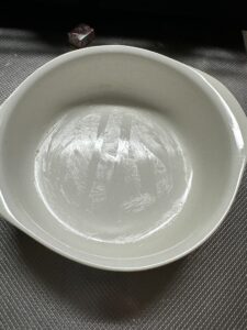グラタン皿、耐熱皿の内側にバターを塗った後の写真