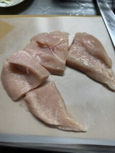 鶏むね肉をグラタン皿に入る大きさにカットした写真