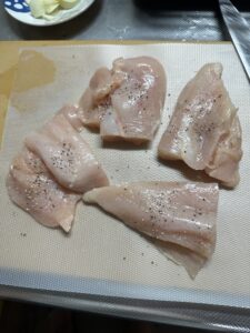 鶏むね肉の両面に塩コショウをした写真
