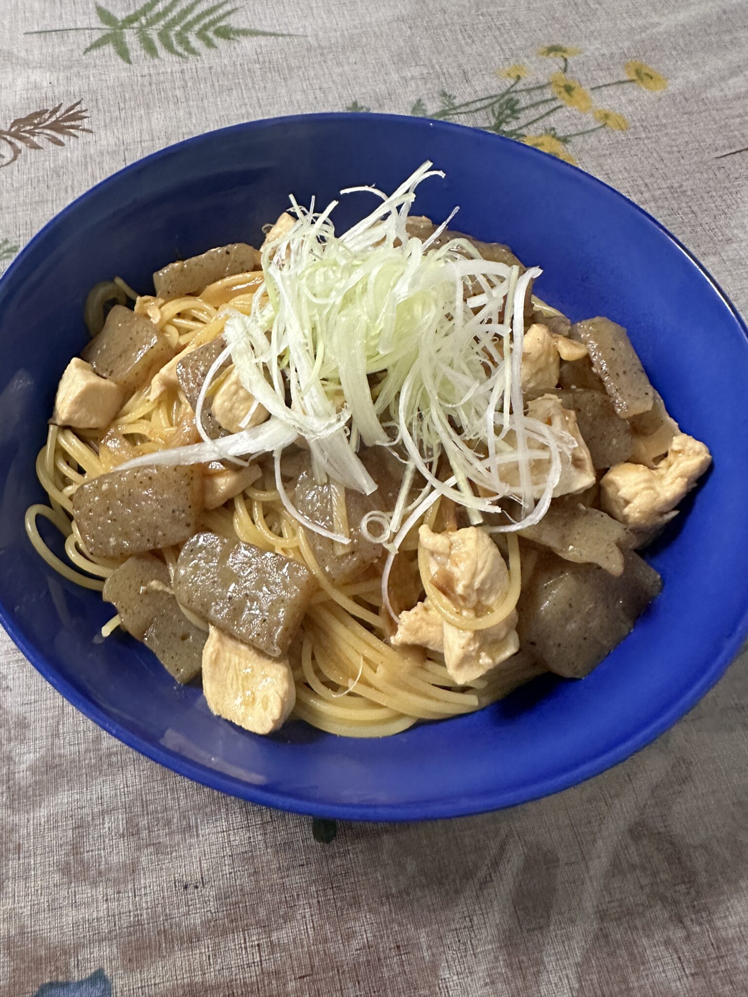 わさび香る鶏むね肉とねぎとこんにゃくの醤油パスタ