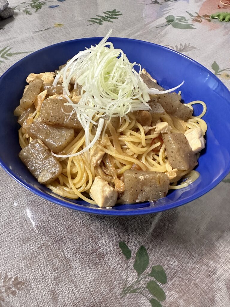 わさび香る鶏むね肉とねぎとこんにゃくの醤油パスタの完成