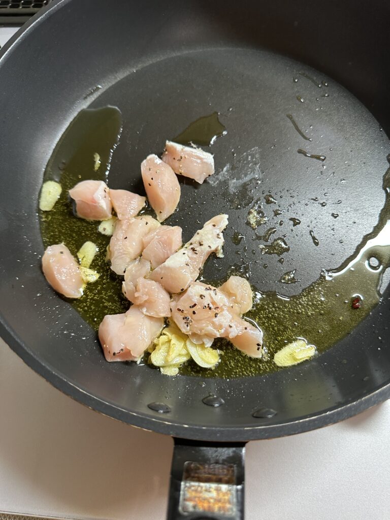 鶏むね肉を炒める