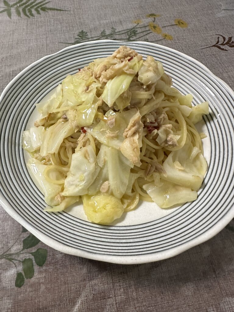 盛り付けて【簡単レシピ】 ツナ缶とキャベツで和風白だしペペロンチーノパスタの完成