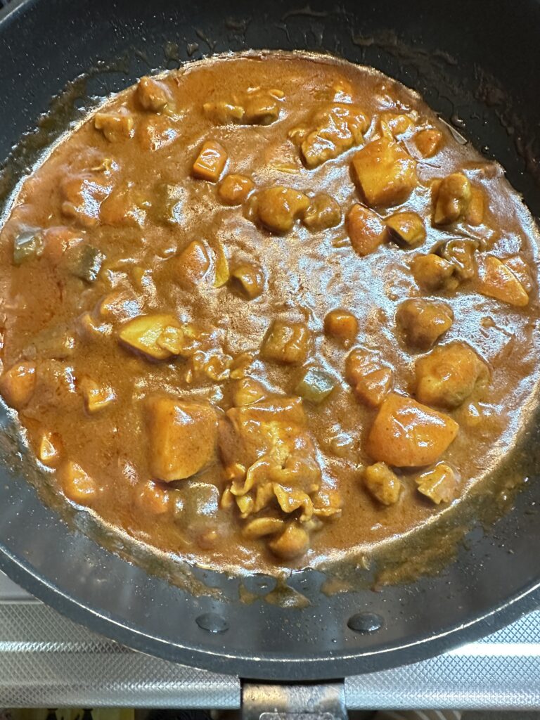 ゆで汁とカレーを入れてひと煮立ちさせる