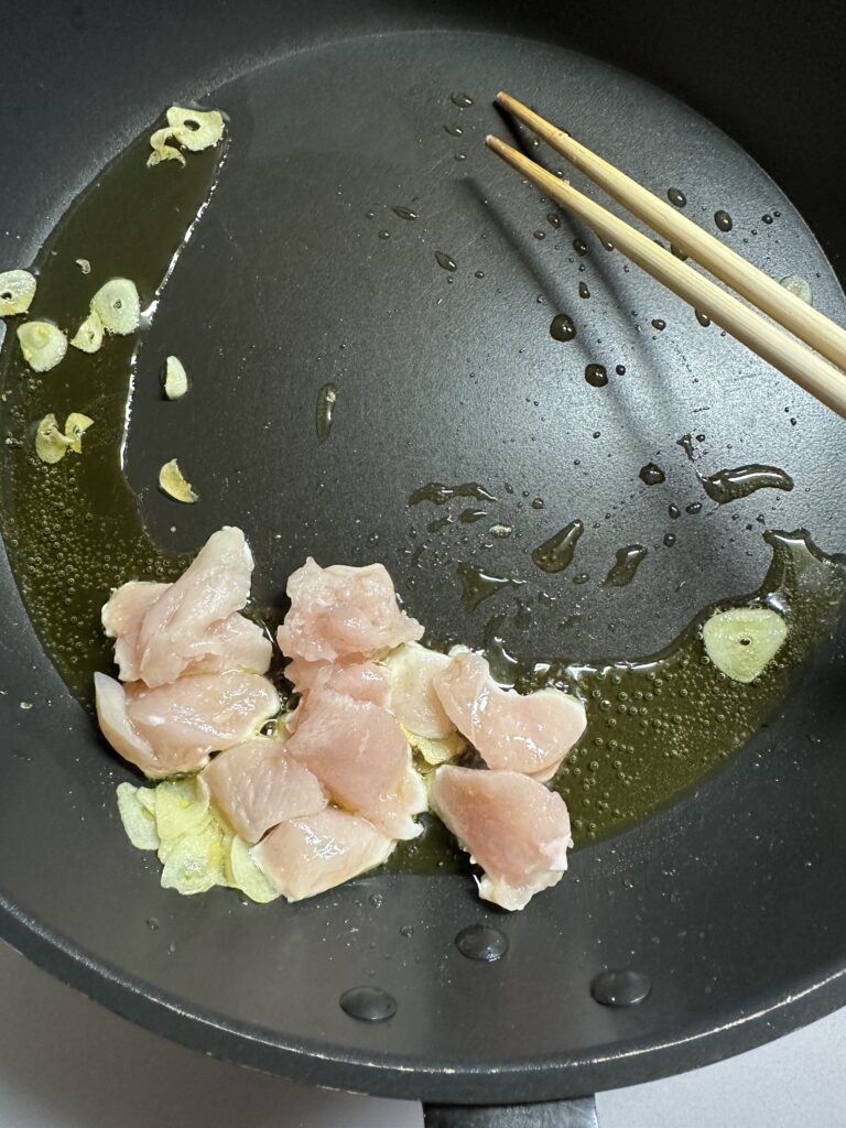 鶏むね肉を入れて炒める