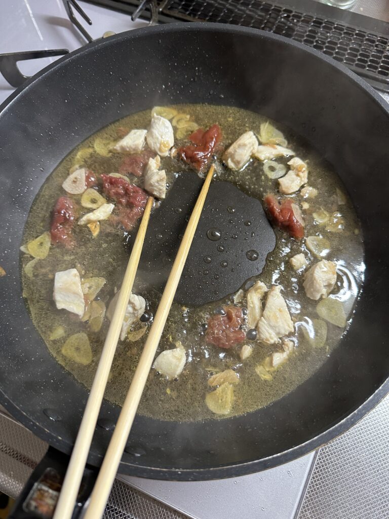 ゆで汁、醤油、みりん、料理酒、ほんだしを入れてひと煮立ちさせる