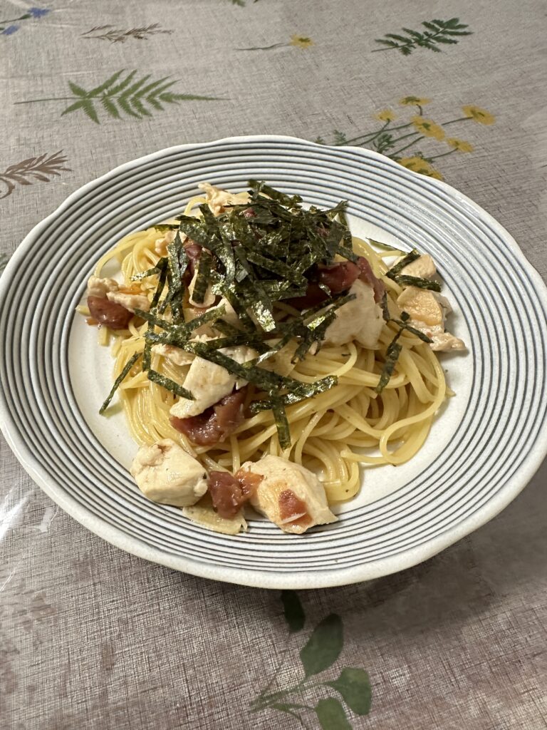 鶏むね肉×梅でさっぱり和風パスタの簡単レシピ！